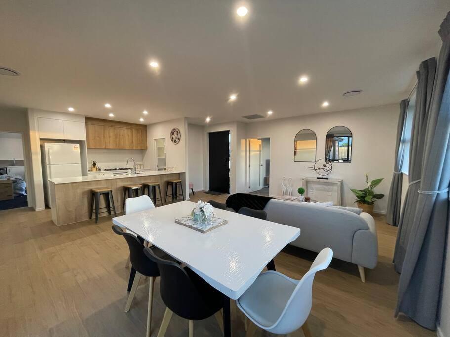 Luxury Brand New 4 Bedroom Family Retreat Casa de férias Christchurch